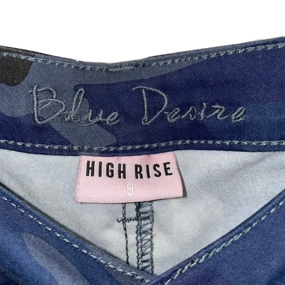 Blue Desire Jeans Highwaist Shortie Blue Camo Stretch Jr Sz 9 NWT - Picture 2 of 3